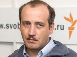 Novaja Gazeta-redacteur Sokolov kijkt sip... (foto: RFE/RL)